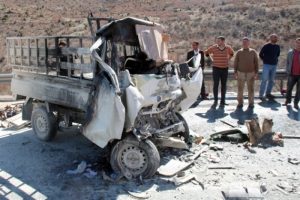TIR'a &ccedil;arpan kamyonet alev aldı: 1 &ouml;l&uuml;