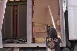 Uşak'ta 120 bin paket g&uuml;mr&uuml;k ka&ccedil;ağı sigara ele ge&ccedil;irildi