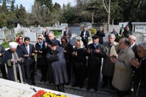 &Ccedil;etin Eme&ccedil; mezarı başında anıldı