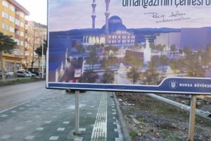 Bursa'da B&uuml;y&uuml;kşehir Belediyesi'nin tabelası engelliler yolunun &uuml;zerine dikildi!