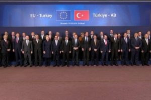 Davutoğlu AB liderleriyle &ccedil;ekilen aile fotoğrafında yer aldı