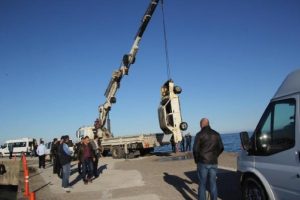 Ordu'da denizden otomobil &ccedil;ıkarıldı