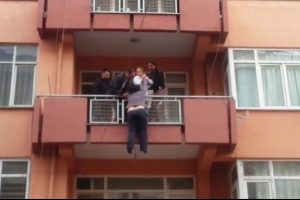 &Ouml;l&uuml;me atlamak &uuml;zereyken kurtarıldı