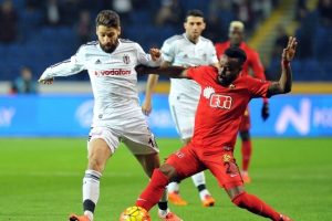 Kartal yarıştan kopmadı