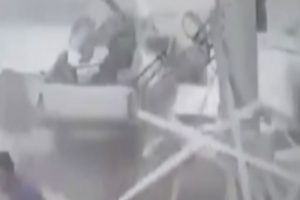 Kamyon bomba gibi patladı