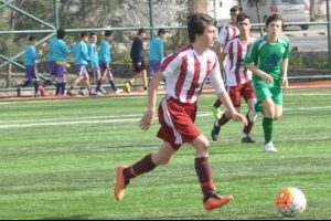 Futbolcusuna beddua eden antren&ouml;r g&ouml;revden alındı!