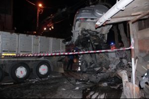 İstanbul'da TIR dehşeti: 1 &ouml;l&uuml;, 1 yaralı