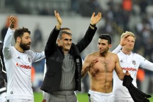 Şenol G&uuml;neş galibiyet sevincini taraftarla paylaştı