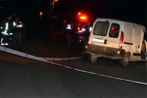 Kamyonet park halindeki ara&ccedil;ları bi&ccedil;ti: 1 &ouml;l&uuml;, 1 yaralı!