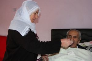 Vanlı kadın &ouml;mr&uuml;n&uuml; ailesine adadı