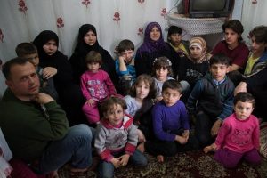 Yetim 20 torununa hem analık hem babalık yapıyor