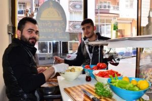 Suriyeli m&uuml;lteciler Manisa'da lokanta a&ccedil;tı