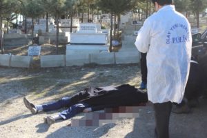 Dedesinin mezarı başında intihar etti
