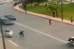 Fas Kralının konvoyunun &ouml;n&uuml;n&uuml; kesti