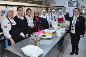 A&ccedil;tığı lokantanın mutfağında sadece kadınları &ccedil;alıştırıyor