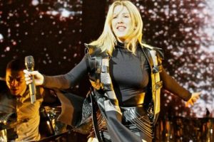 Ellie Goulding teselliyi fanlarda buldu...