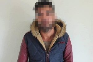 Evine zorla girdiği yaşlı kadını d&ouml;v&uuml;p, parasını &ccedil;aldı