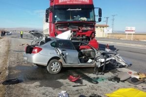 Konya'da tır ile otomobil &ccedil;arpıştı: 2 &ouml;l&uuml;