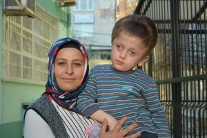 Bursa'da hidrosefali hastası oğlunu bir an bile yalnız bırakmıyor