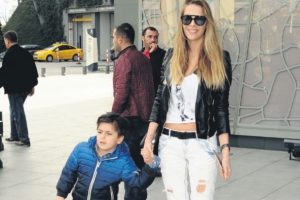 Simge Tertemiz dikkatleri &uuml;zerine &ccedil;ekti...
