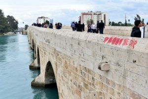 Tarihi Taşk&ouml;pr&uuml;'ye sprey boyayla yazılar yazdılar