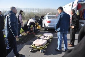 Otomobil bariyerlere &ccedil;arptı: 2 yaralı