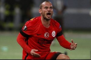 Sneijder, en fazla kart g&ouml;ren isimlerinden biri olarak dikkat &ccedil;ekiyor