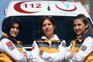 Ambulansın sirenlerini kadınlar &ccedil;alıyor