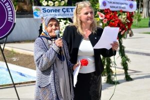 Fevziye nine, kadınlar i&ccedil;in yazdığı şiiri okudu