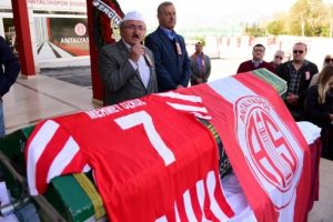 Antalyaspor'un eski futbolcusu Mehmet toprağa verildi