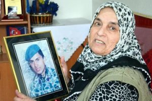 T&uuml;rk bayrağına sarılı tabuttaki evladının acısı dinmiyor