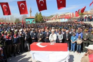 Şehidin cenaze t&ouml;renine 10 bin kişi katıldı