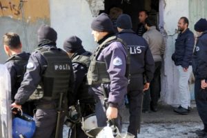 Ka&ccedil;ak elektrik operasyonuna polis de destek verdi