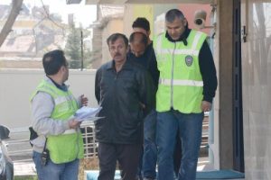 Otopark bariyeri kumandasıyla, otomobilden soygun