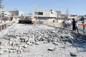 Diyarbakır'da yol ve kaldırım &ccedil;alışmaları durduruldu