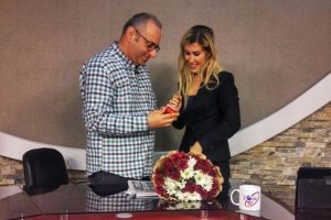 Canlı yayında s&uuml;rpriz evlilik teklifi
