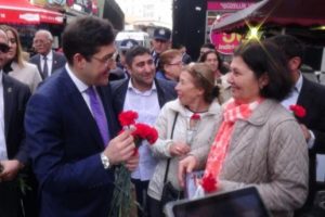 Beşiktaş esnafından kadınlara '&ouml;z&uuml;r' jesti