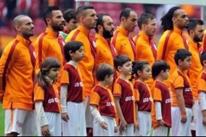 Galatasaray &ccedil;ocuklarını seremoniye &ccedil;ıkacak ailelere bilet almayı zorunlu kılıyor