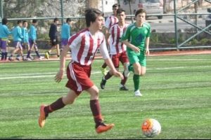 Futbolcusuna beddua eden antren&ouml;r g&ouml;revden alındı!