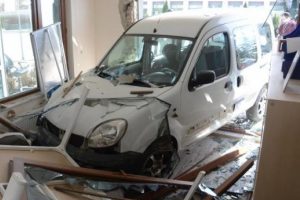 Kontrolden &ccedil;ıkan ara&ccedil; işyerine girdi, &ccedil;alışanlar bomba patladı sandı