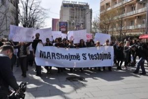 Kosovalı kadınlar şiddeti protesto i&ccedil;in y&uuml;r&uuml;d&uuml;