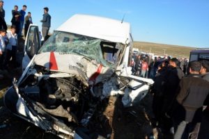 Yolcu minib&uuml;s&uuml; otomobille &ccedil;arpıştı: 9 yaralı