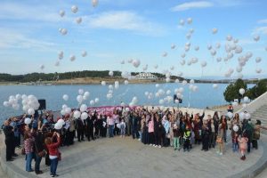 80 kadın "umut" balonlarını g&ouml;ky&uuml;z&uuml;ne bıraktılar
