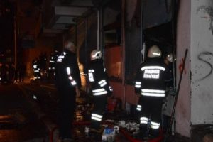 Markete molotoflu saldırı: İ&ccedil;eride m&uuml;şteriler de vardı