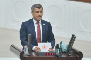 Meclis k&uuml;rs&uuml;s&uuml;ndeki kadın ayakkabısına dikkat !
