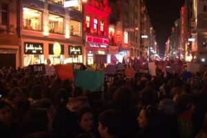 Taksim'de d&uuml;d&uuml;kl&uuml; Kadınlar G&uuml;n&uuml; y&uuml;r&uuml;y&uuml;ş&uuml;