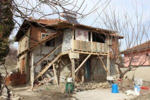 Denizli'de soğan ekmek istediği bah&ccedil;esinde 2 kişiye ait ceset &ccedil;ıktı