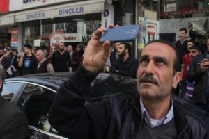 İntiharı film izler gibi seyrettiler