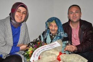 113 yaşındaki Ayşe nineye Kadınlar G&uuml;n&uuml; &ccedil;i&ccedil;eği