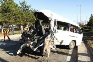 Minib&uuml;s trafik ışığı direği ve TIR'a &ccedil;arptı: 2 &ouml;l&uuml;, 1 yaralı